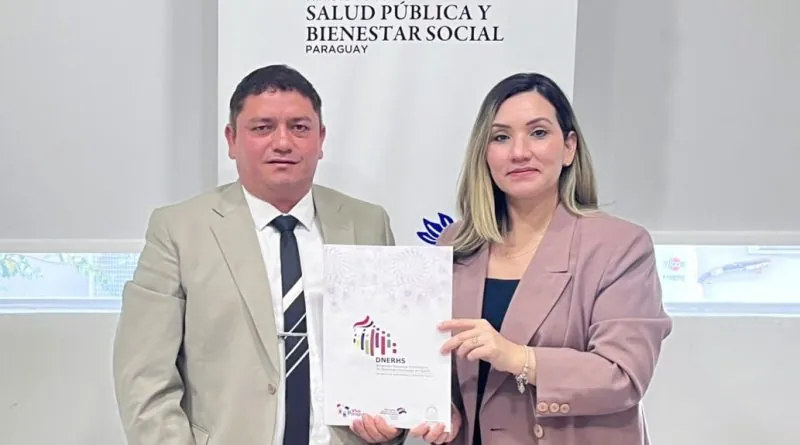 Francisco Medina, director general del ITS Vital, recibe el convenio de manos de la directora de la DNERHS